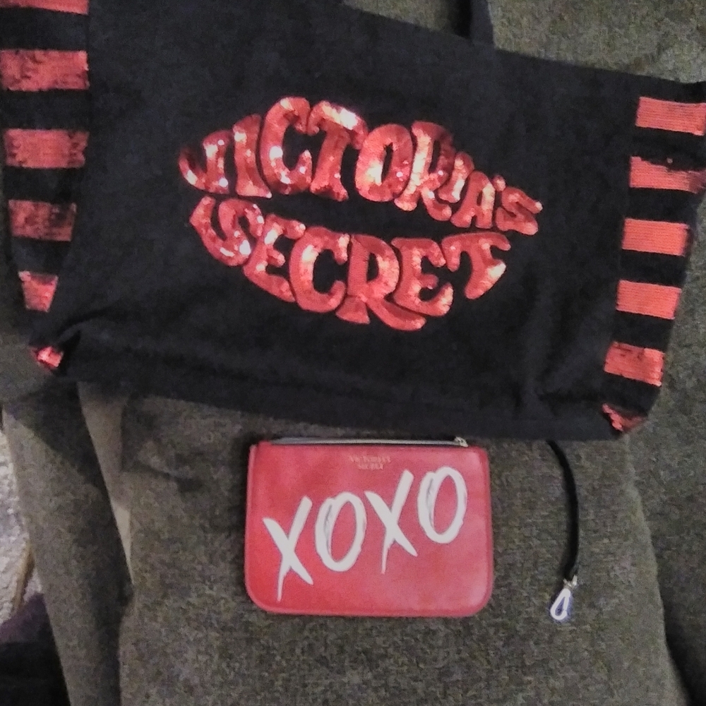 VS duffle bag w matching accessory ba